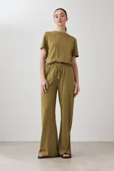Pantalón verde oliva de corte palazzo con pretina elastizada y cordón ajustable. Incluye bolsillos laterales.