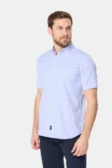 Camisa celeste con rayas verticales blancas, de manga corta y corte clásico.