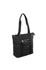 Bolso tipo tote negro con diseño acolchado en forma de V. Tiene doble asa de hombro, cierre superior y bolsillo frontal con cierre.