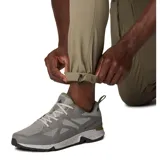 Pantalón de senderismo color caqui, repelente al agua y resistente a las manchas, con tejido elástico en dos direcciones. Cuenta con cinturón integrado removible, bolsillos laterales, bolsillo de seguridad con cremallera, bolsillo cargo, pernera con ceñidor en el dobladillo, bolsillos traseros, trabilla multiuso para el cinturón y malla de ventilación en la parte posterior de las rodillas.
