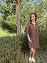 Vestido camisero azul de lino italiano, con cuello camisero, botones frontales, mangas 3/4 con doble volado y bolsillos laterales.