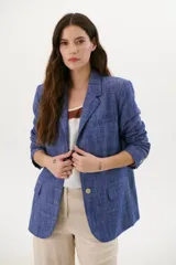 Blazer azul de lino con solapas de muesca, cierre frontal con botón y bolsillos con solapa.