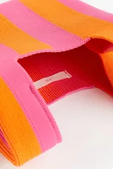 Bolso shopper chico tejido a rayas horizontales rosas y naranjas, con doble asa de mano.