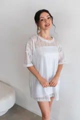 Remerón de viscosa con tejido de red calada.