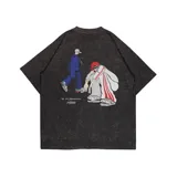 Remera negra con efecto gastado y estampado de dos figuras humanas y texto.