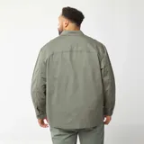 Sobrecamisa verde militar de sarga con cuello clásico, cierre abotonado, manga larga y bolsillos de parche.
