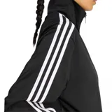 Campera deportiva Adidas Firebird negra, con cuello alto, cierre frontal y las tres tiras blancas características de la marca en las mangas. El logo del trébol de Adidas está bordado en blanco en el pecho.