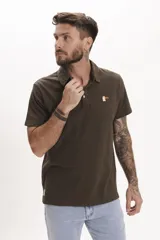 Chomba de piqué color marrón con cuello clásico y cierre de botones. Tiene un pequeño bordado de un pato en el pecho.