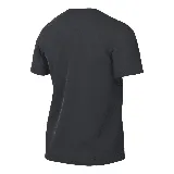 Camiseta negra de manga corta con estampado de Bart Simpson con gorro violeta y zapatillas Nike.