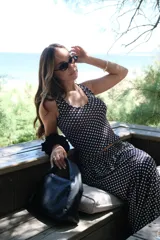 Pollera larga de viscosa con estampado de lunares blancos sobre fondo negro.