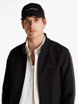 Gorra de béisbol negra de Tommy Hilfiger, con logo bordado en blanco en el frente y detalle distintivo con los colores de la marca en la visera.