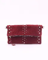 Bandolera de cuero color bordó con tachas plateadas y correa de cadena metálica desmontable.