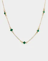 Collar corto dorado con cadena de eslabones y dijes esmaltados en forma de trébol de cuatro hojas color verde.