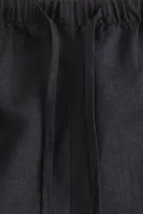 Short negro de lino con cintura elástica y cordón de ajuste.