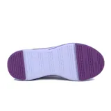 Championes deportivos Diadora modelo Moon para mujer, color blanco con detalles en morado. Presentan una capellada de malla transpirable, cordones blancos y una suela gruesa con capas en tonos de morado.