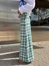 Pantalón de lino italiano con estampado escocés en tonos marrón, beige, amarillo y naranja. De tiro medio alto y corte oxford.