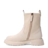 Bota de simil cuero elastizado color beige, con diseño moderno y suela gruesa.