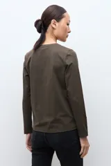 Remera de manga larga color verde oliva, con cuello redondo y botones decorativos en los puños.