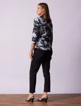 Remera de algodón estampada, marca Ruby Rd. Manga ¾ y escote cuadrado.
