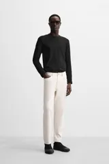 Camiseta negra de manga larga y cuello redondo, corte slim fit.
