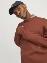 Sweater marrón de punto con cuello redondo y mangas largas.