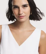 Blusa blanca sin mangas de liocel, con escote en V delantero y trasero, y breteles anchos.