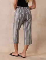 Pantalón capri de lino estampado marca Dash, con pretina ancha elastizada y bolsillos inclinados en la parte delantera.