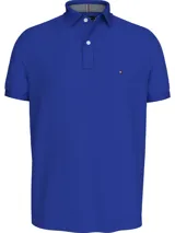 Chomba azul de Tommy Hilfiger, modelo 1985, de corte regular, con cuello tipo chomba, cartera de dos botones, mangas cortas y logo bordado en el pecho.