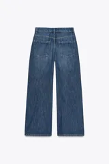 Pantalón de jean azul de corte ancho, tiro alto y efecto lavado.