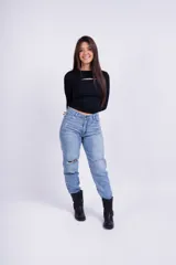 Jeans mom fit celeste claro con roturas en las rodillas.