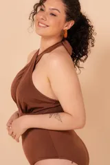 Malla entera negra con escote halter cruzado y espalda recta.