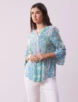 Blusa de gasa estampada con cuello a la base, escote en V, botones y manga ¾ amplia.
