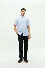 Camisa de lino y algodón azul marino, de manga corta, con fit regular y logo bordado en el pecho.