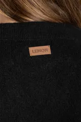 Sweater de punto color negro confeccionado en mezcla de lana lambswool y nylon. Presenta cuello alto tipo polera, manga larga y terminaciones acanaladas en puños y bajo.