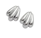 Par de aros plateados con diseño de tres gotas verticales.