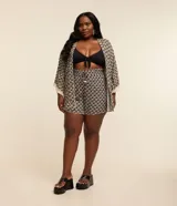 Salida de playa plus size modelo short, confeccionada en viscosa más sostenible, con cintura elástica, bajo con acabado ondulado, superficie de cuadros con estampa de cocoteros y lazo en la cintura.