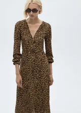 Vestido largo con estampado animal print, escote en V, mangas largas con puños elásticos y corte a la cintura.