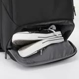 Mochila negra de poliéster impermeable con capacidad de 22 litros. Tiene compartimento para laptop de hasta 17,3 pulgadas, cuatro bolsillos interiores (dos con cremallera), dos espacios para botellas de agua, llavero interior, espacio para tarjeta y cinturón para valija en la parte trasera.