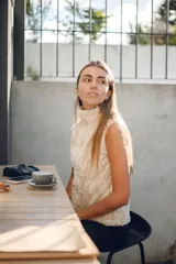 Chaleco corto reversible de piel con cuello alto y cierre delantero, terminado con bordes de eco cuero.