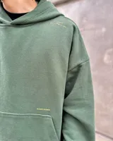 Hoodie verde militar de felpa con frisa gruesa, corte boxy y estampado en la espalda con la frase "BURN THE SHIPS. To fully commit to a course of action, with no possibility of retreat.".