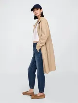 Pantalón jean de corte jogger con cintura elastizada y bolsillos laterales.