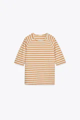 Camiseta a rayas horizontales color naranja y blanco, de manga 3/4 y cuello redondo.