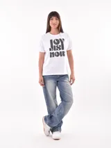 Remera verde con estampado de flor en colores contrastantes, de corte clásico y manga corta.