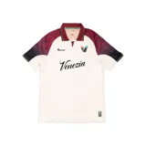 Camiseta de fútbol Nike Nocta del Venezia, modelo Away. Diseño blanco con mangas en degradé de bordó a negro y detalles en naranja y verde. Incluye logo de Nocta, escudo del club y la palabra "Venezia" estampada en el frente.