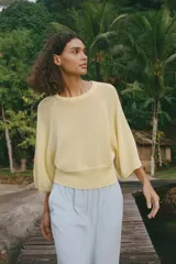 Jersey marrón de punto con cuello redondo y mangas anchas hasta el codo.