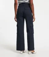 Pantalón recto de sarga color azul marino, con trabillas en la cintura, bolsillos cargo laterales y cierre delantero con botón y cremallera.