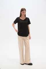 Blusa roja de poliamida, corte ancho y cuello en V.
