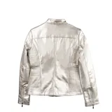 Campera plateada de símil cuero con cuello redondo, cierre frontal y bolsillos con cierre.