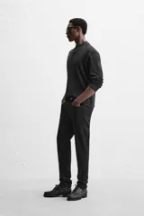 Pantalón de jean azul oscuro, corte slim fit, tiro medio, cinco bolsillos, tejido elástico y efecto lavado.