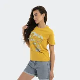 Remera amarilla de corte clásico con estampado de paisaje playero con palmeras, cabaña y la frase "Welcome to Malibu. Reef Beach Club".